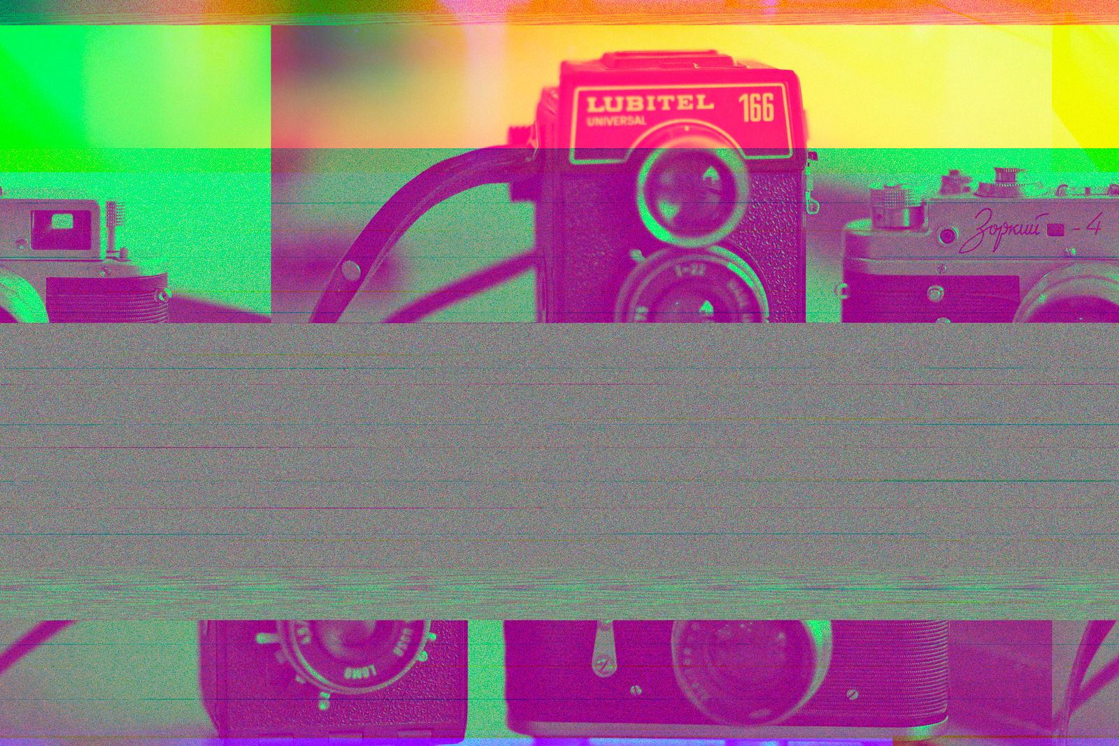 Exposition artistique d'appareils photo vintage avec un effet glitch vibrant et une ambiance rétro.